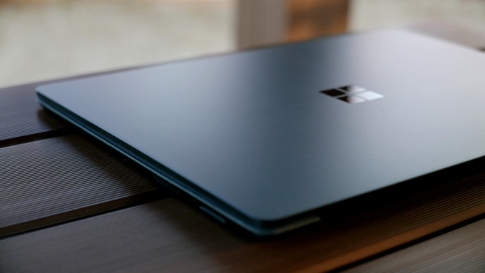 Surface Laptop 2 の新色「ブラック」がカッコイイ！ たくさん写真を ...